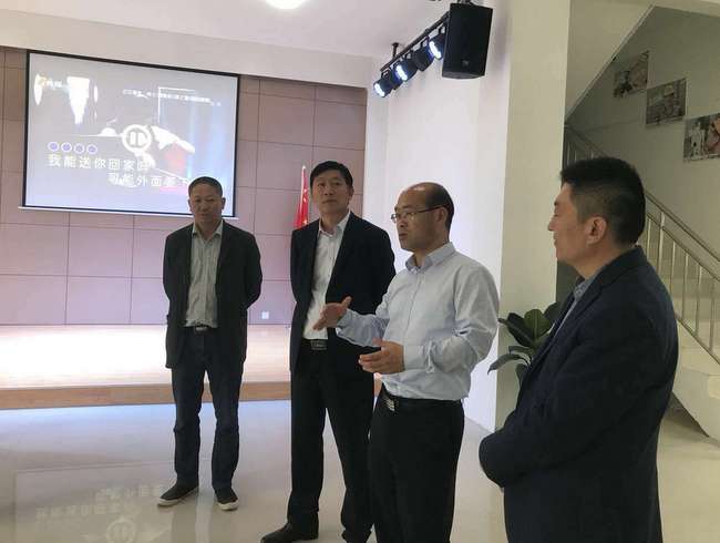 集团党委书记、董事长刘飞，，，，，，，现场指导“党建·家”活动中心建设.jpg